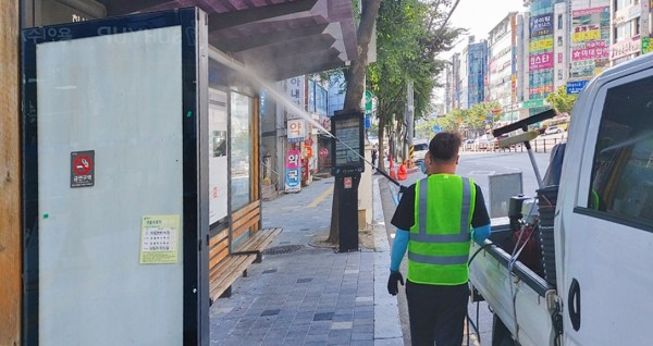 수지구 버스정류장 고압세척기 물청소 작업.jpeg