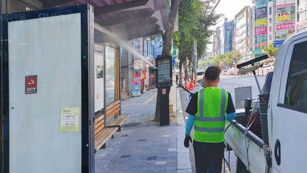수지구 버스정류장 고압세척기 물청소 작업.jpeg