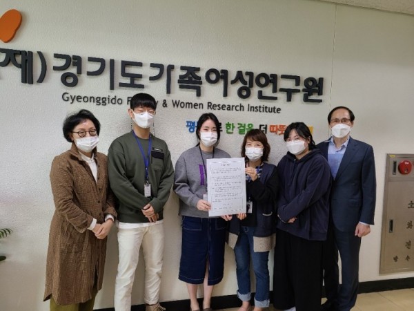 4.관련사진(청렴서약서+들고있는모습).jpg