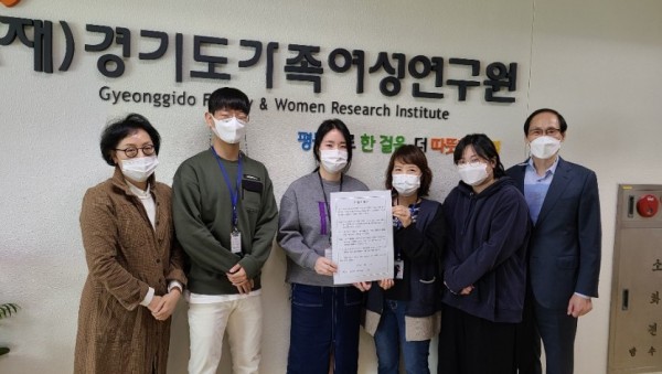 4.관련사진(청렴서약서+들고있는모습).jpg