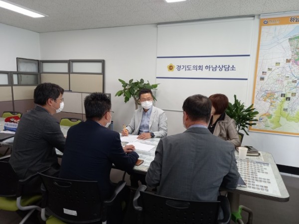 201008김진일의원,경기주택도시공사 업무 보고 사진.jpg