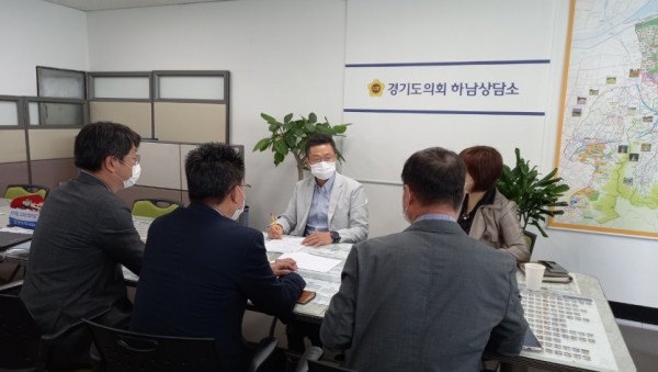 201008김진일의원,경기주택도시공사 업무 보고 사진.jpg