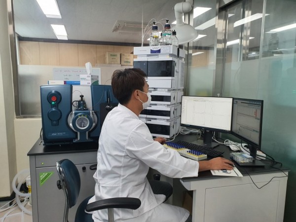 (사진) 용인시 농업기술센터 농산물 안정성 분석 모습.jpg
