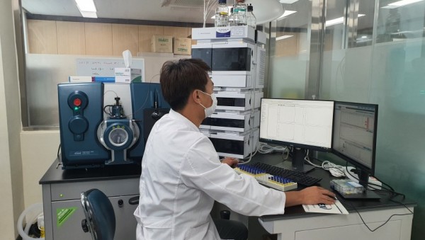 (사진) 용인시 농업기술센터 농산물 안정성 분석 모습.jpg