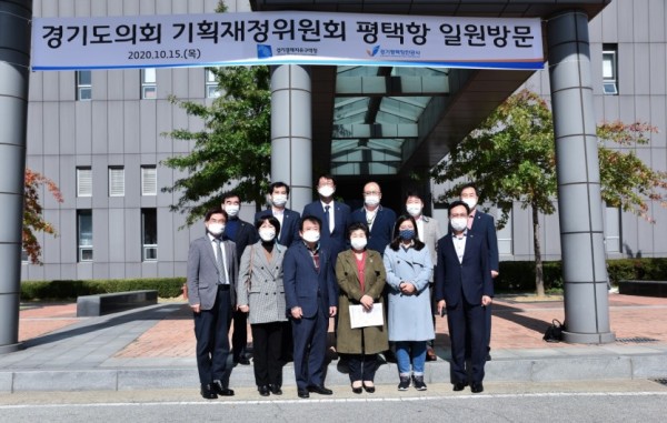 201015 기획재정위원회 평택항 일원 현장 방문.jpg