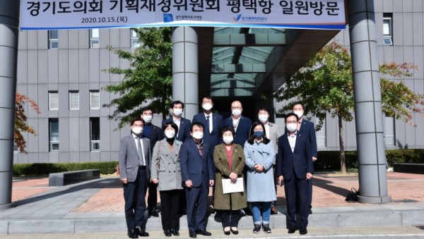 201015 기획재정위원회 평택항 일원 현장 방문.jpg