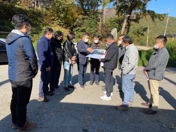201026 박관열.안기권 의원, 삼성3리 마을입구 교차로 개선공사 예정지 현장 방문.jpg