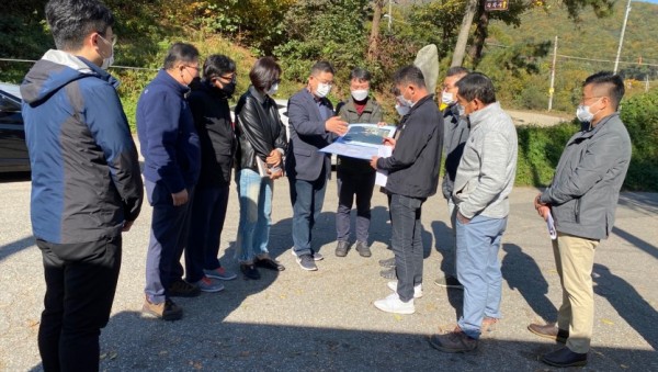 201026 박관열.안기권 의원, 삼성3리 마을입구 교차로 개선공사 예정지 현장 방문.jpg