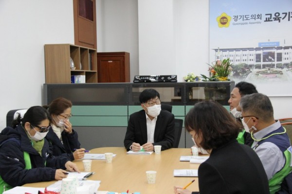 201027 김종찬 의원, 학교 내 우편물 관리 조례 제정 관련 교육공무직 관계자 면담.jpg