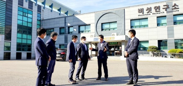 201029 진용복 부의장, 버섯산업 재도약 및 친환경 생태농업 실현 앞장서야 (1).jpg