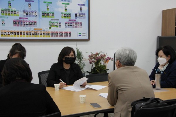 201102김은주 의원, 경기도 자살예방사업관계자들과의 면담사진.jpg