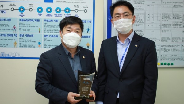 201104 정대운 의원, 경기도지사 감사패 수상 (1).JPG