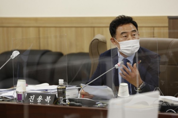 201106 진용복 부의장, 안전한 어린이 건강과일 공급 및 농작물 재해보험 품목 확대 강조 (1).jpg