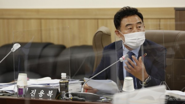 201106 진용복 부의장, 안전한 어린이 건강과일 공급 및 농작물 재해보험 품목 확대 강조 (1).jpg