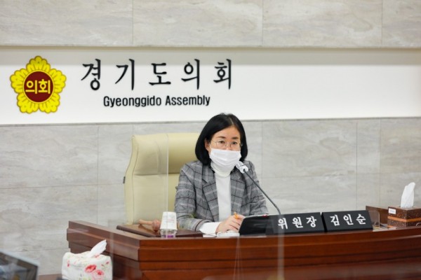 201116 김인순 의원, 소통협치국 행감서 경기도마을공동체지원센터의 광역기능 집중 강조.jpg