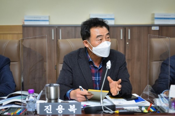 201117 진용복 부의장, 지곡저수지 용도폐지 과정과 기흥저수지 유지·관리 실태 집중추궁 (1).jpg