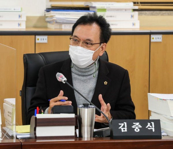 201125 김중식 의원, 구내정보통신망 운영 예산과 관련해 질타.jpg