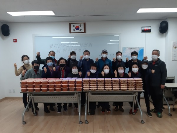 201125_처인구 양지면 어려운 이웃에 써달라며 밑반찬 160개 기탁_사진.jpeg