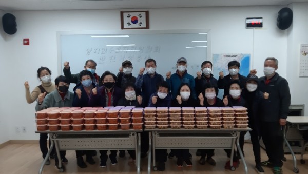 201125_처인구 양지면 어려운 이웃에 써달라며 밑반찬 160개 기탁_사진.jpeg