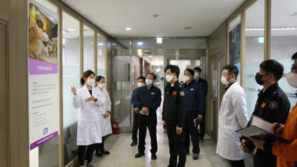 관계자에게 설명을 듣고 있는 용인소방서장.JPG