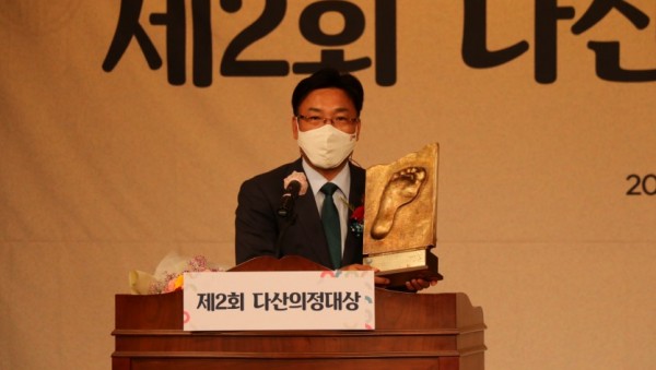 201119 최만식 문화체육관광위원장, 다산의정대상 수상.jpg