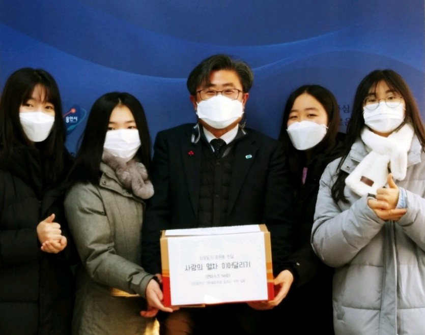 6. 어정중학교 영어융합포럼 동아리 학생들이 동백3동에 손수 만든 마스크 50개를 기부했다..jpg