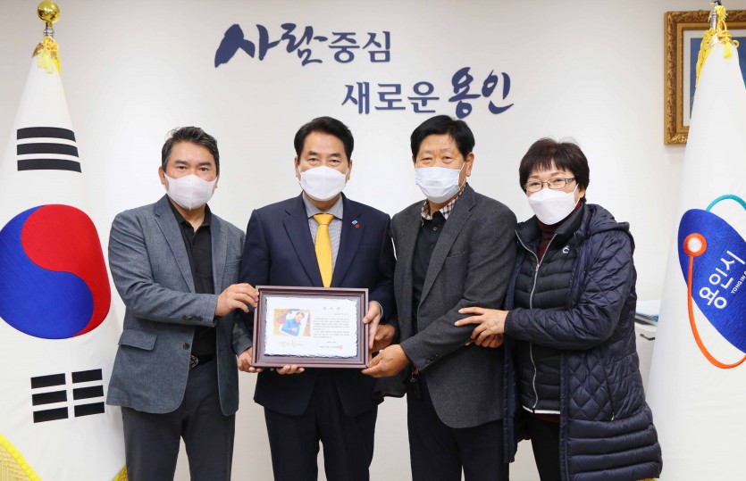 201211_고질적 교통 정체 해결된 주민들 백군기 시장에 감사패_사진(1).jpg