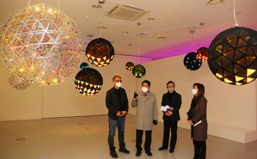 15일 백군기 시장 메타버스 전시 참가자 격려 (2).JPG