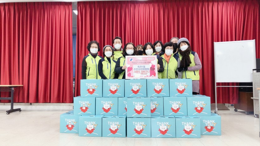 4. 죽전1동 주민자치위원회가 16일 수지구 죽전1동에 사랑의 열차 바구니를 전달했다..JPG
