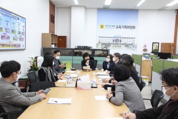 201204 황진희 의원, 성남 소재 중학교 전기안전사과 관련 사안 협의.jpg