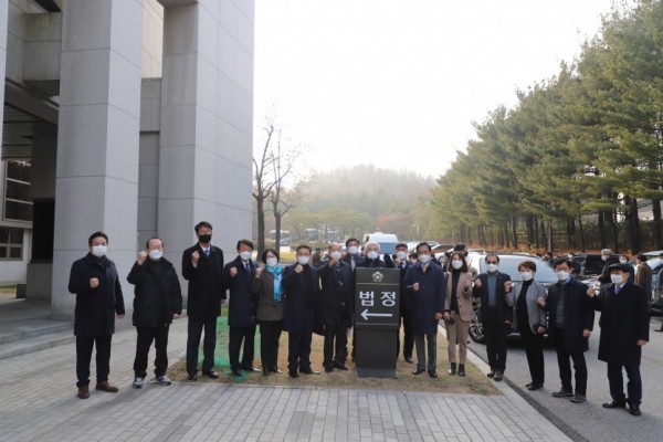 201210 서현옥 의원, 대법원 평택항 경계분쟁 최종 변론 참석.jpg