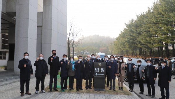 201210 서현옥 의원, 대법원 평택항 경계분쟁 최종 변론 참석.jpg