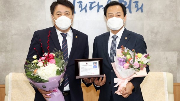 [추가]201216 김용찬 의원, 제5회 경기의정대상 우수조례 부문 수상.JPG