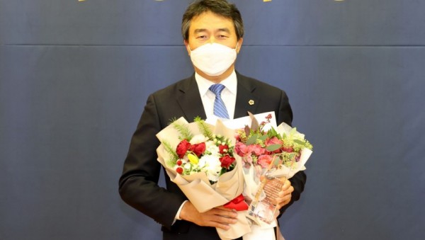 201217 김장일 의원, 제9회 우수의정대상 수상.jpg
