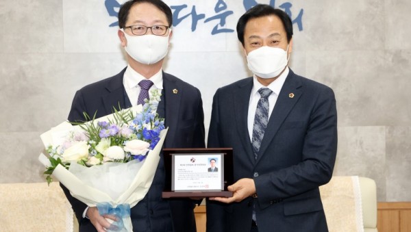 [변경]201217채신덕 의원, 제5회 경기의정대상 의정활동 부문 대상 수상.JPG