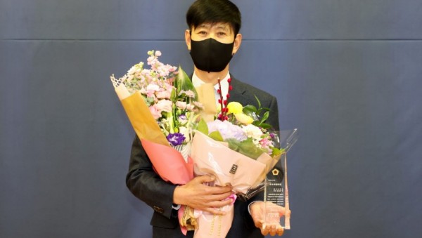 201217 양운석 의원, 전국 시·도의회의장협의회 주최 ‘우수의정대상’ 수상 (1).JPG