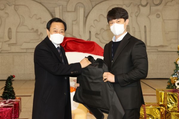 201217 장현국 의장, 의회사무처 방호 담당자에 보호장구 선물 (1).jpg