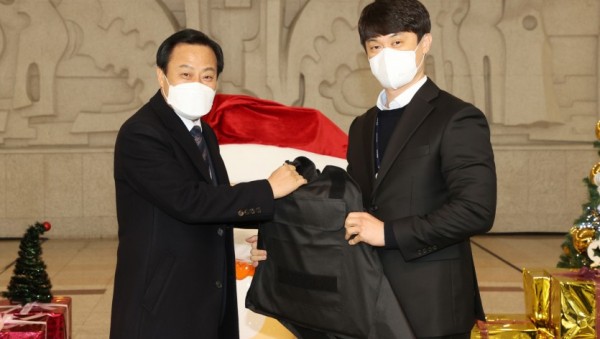 201217 장현국 의장, 의회사무처 방호 담당자에 보호장구 선물 (1).jpg
