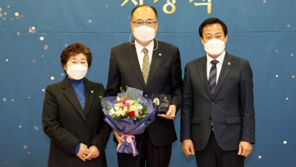 201218 이종인 의원, ‘행정사무감사 우수의원’수상 (1).JPG
