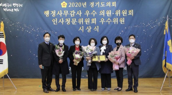 201218 교육기획위, 행정사무감사 최우수의원 상패 수여 (1).jpg