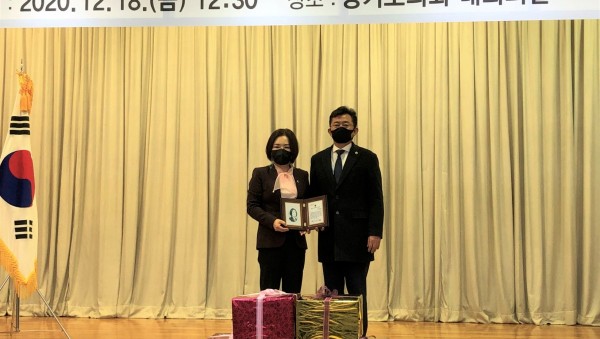 201218 권정선 의원, 경기도의회 더불어민주당 제1회 올해의 의원상 수상 (1).jpeg