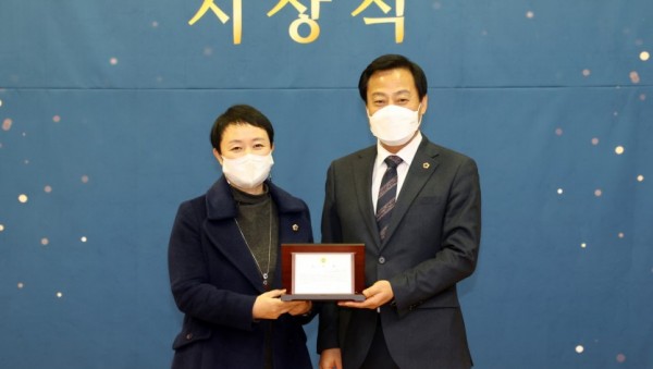 201218 천영미 의원, 경기교통공사 인사청문회 관련 공로패 받아 (1).JPG