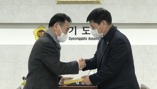 201218 윤용수 의원, 안전행정위원회‘2020 행정사무감사 우수위원’공로패 수상 (1).jpg