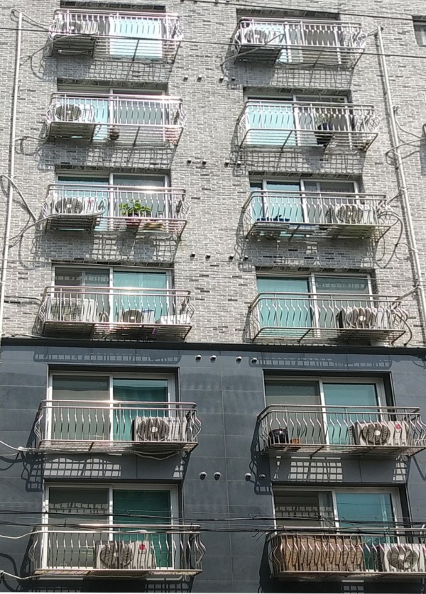 (사진) 건축물 외부공간에 실외기를 설치한 다세대 주택.jpg