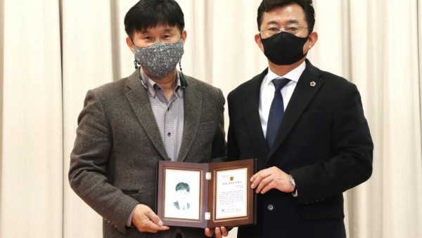 201221 김경호 의원, 경기도의회 더민주 올해의 의원상 수상 (1).jpg