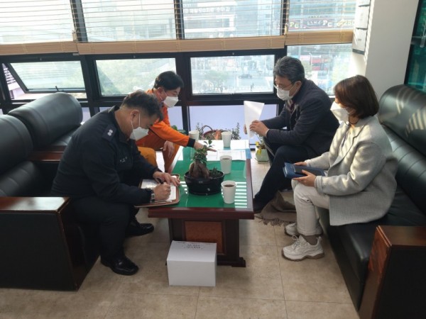 (사진) 22일 용인시가 용인소방서 소방안전특별점검단과 화재예방 안점점검 관련 대책회의를 하고 있다..jpg