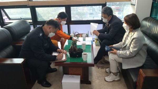 (사진) 22일 용인시가 용인소방서 소방안전특별점검단과 화재예방 안점점검 관련 대책회의를 하고 있다..jpg