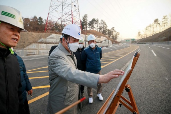 201229_백군기 용인시장, 궁촌교차로 연결접속도로개통에 앞서 현장 점검_사진(1).JPG