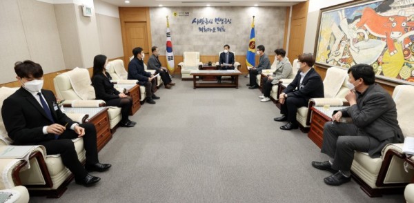 201229 장현국 의장, 코로나19 생활치료센터 근무 예정 직원 격려 (1).jpg