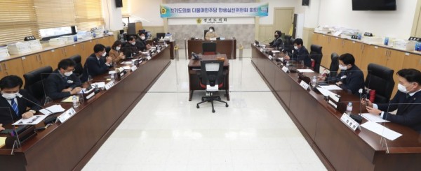 민생특위 단체사진3.JPG